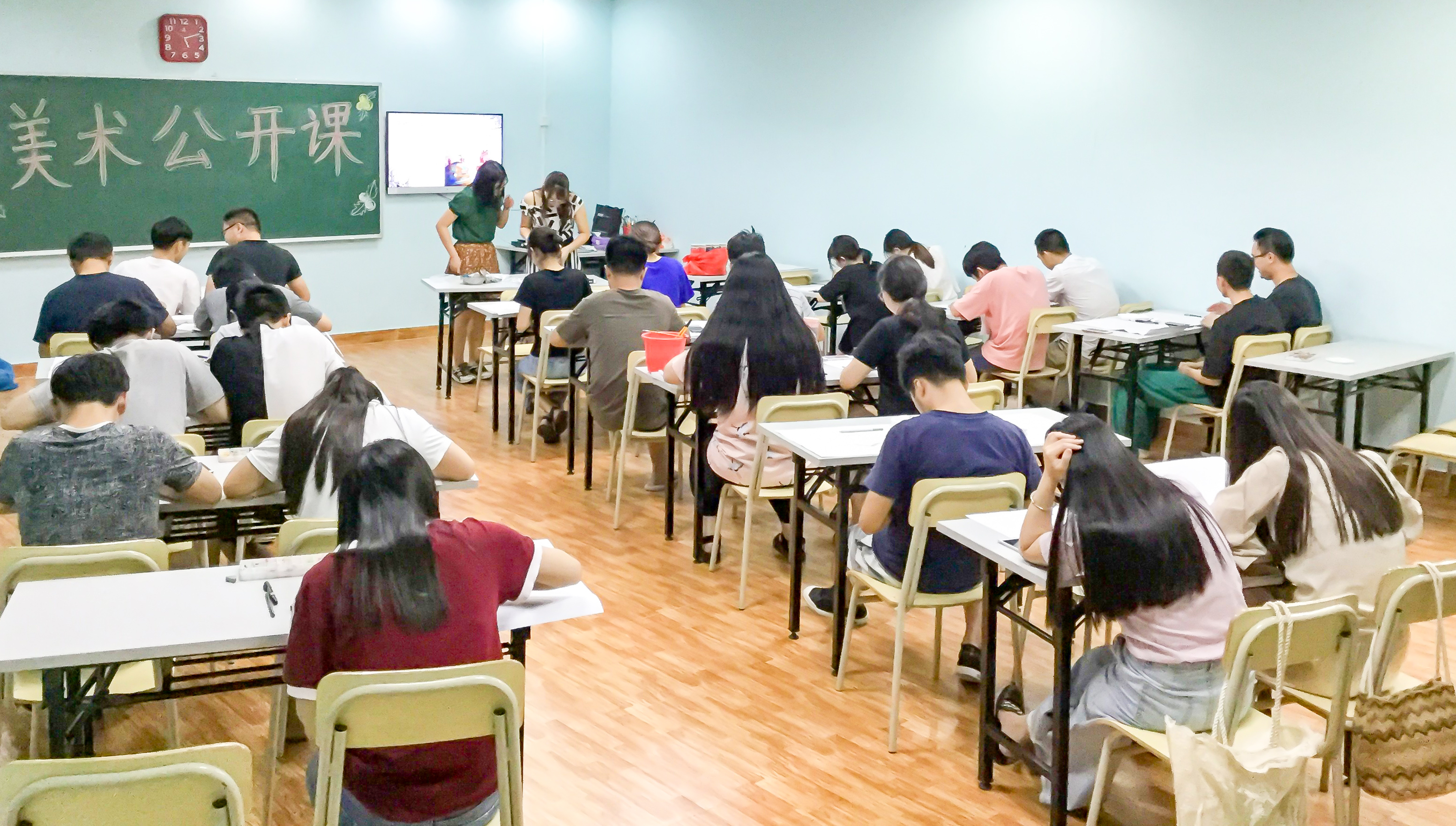 小语种校区美术公开课顺利开课！快来感受漫画的魅力